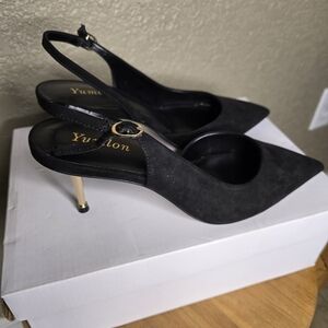 NIB! Ladies Sz. 7 Black Slingback Gold Post Heels By YUMLON